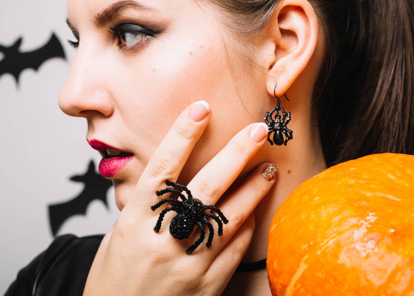 Comment porter des bijoux gothiques noirs et argentés avec élégance pour un style audacieux ?