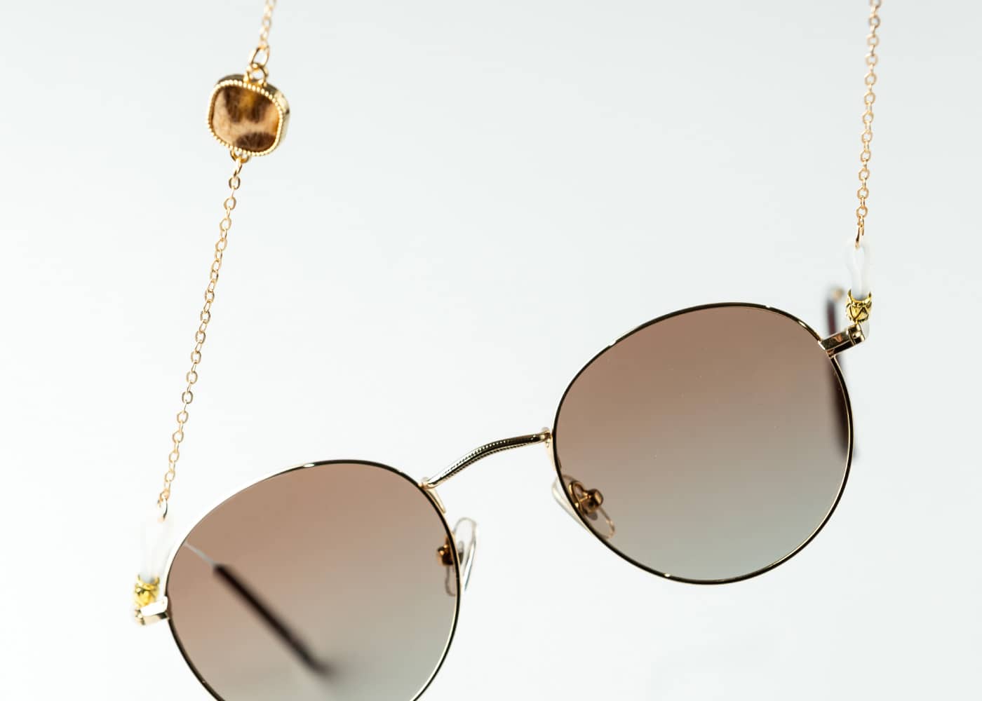 Fabriquez une chaîne de lunettes en perles ou métal pour un style chic et pratique